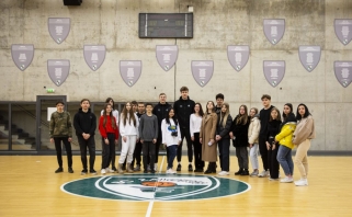Žalgiriečiai moksleivius iš Ukrainos priėmė "Žalgirio" arenoje